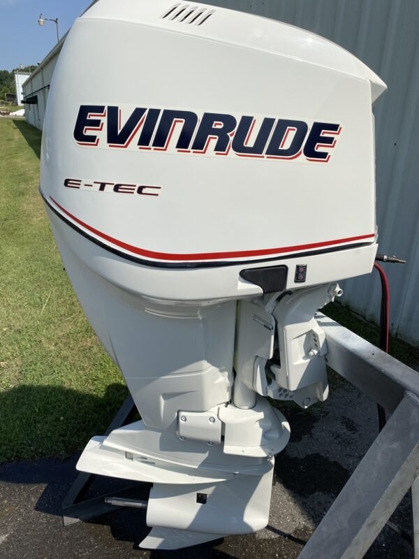 2011 Evinrude ETEC 200 HP 6-Cyl DFI 2-Stroke 25"(X) Counter Rotation Motor